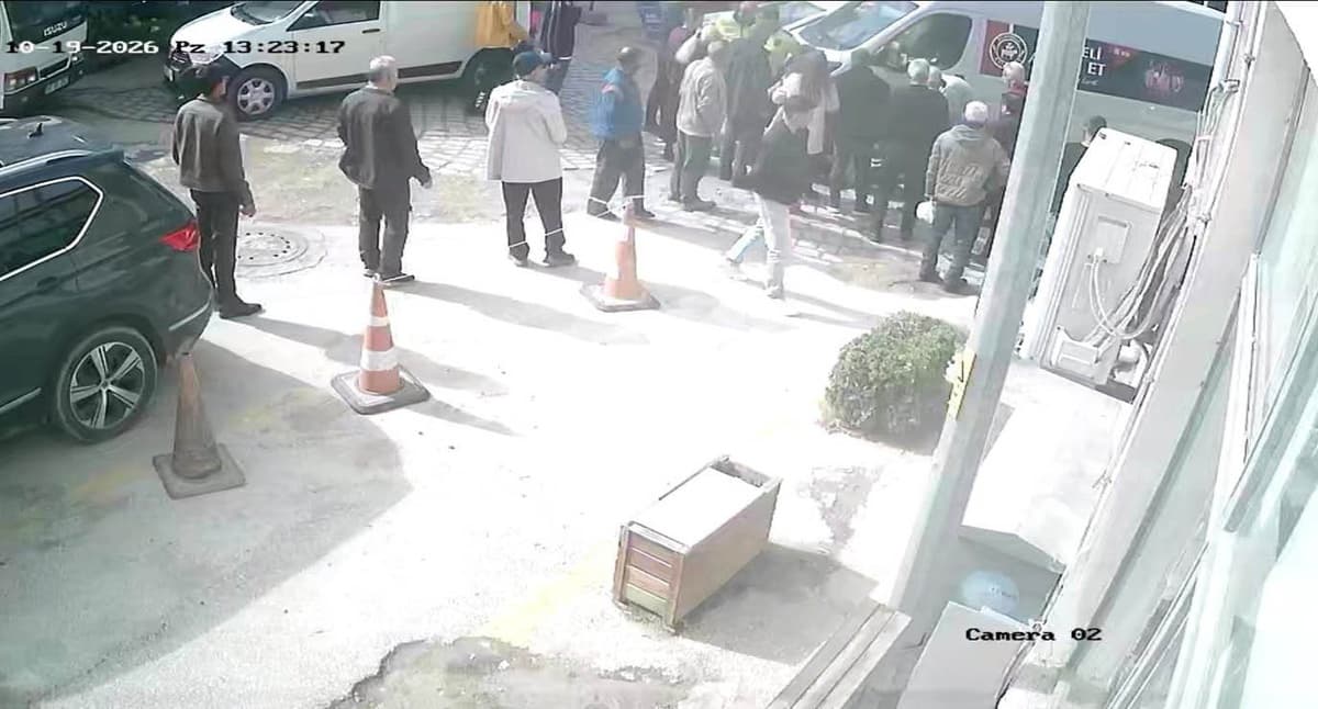 Ayağı minibüsün altında kalan yayanın görüntüleri asayiş kamerasına yansıdı