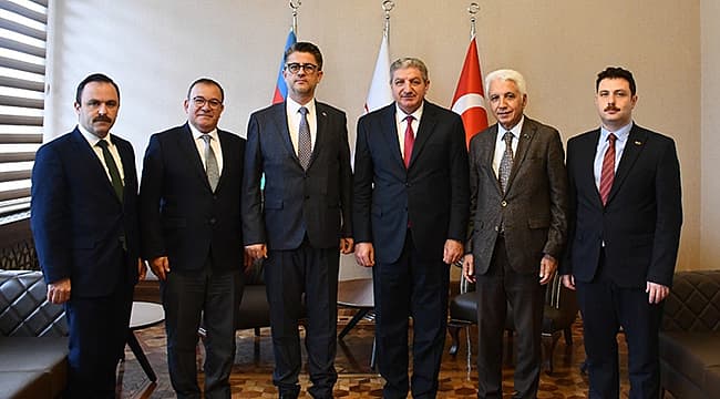 ÇOMÜ'DEN AZERBAYCAN İLE YEŞİL DÖNÜŞÜM İŞ BİRLİĞİ Çanakkale Onsekiz Mart Üniversitesi (ÇOMÜ), Azerbaycan’daki üniversitelerle üniversite düzeyinde iş birliğini geliştirmek ve sürdürülebilirlik çalışmalarını yaygınlaştırmak için temaslarını aralıksız