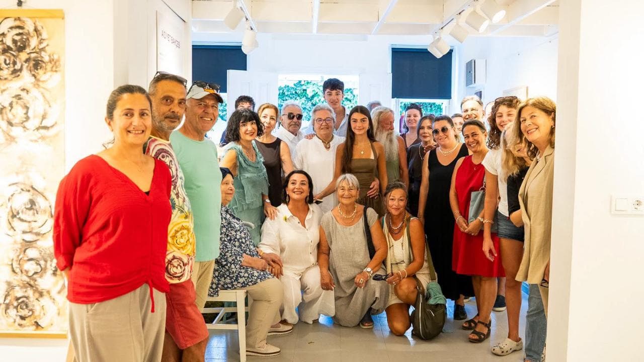 Neslihan Yetişkin’in “Aidiyet Bahçesi” sergisi Bozcaada’da kapılarını açtı