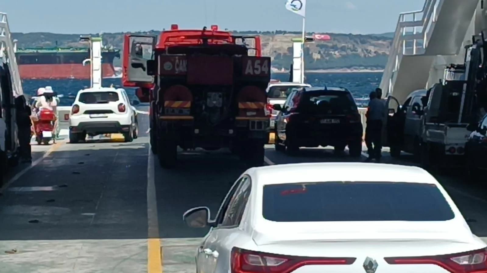 Çanakkale'de Yangın: Kilitbahir Köyünde İtfaiye Araçları Feribotla Sevk Ediliyor