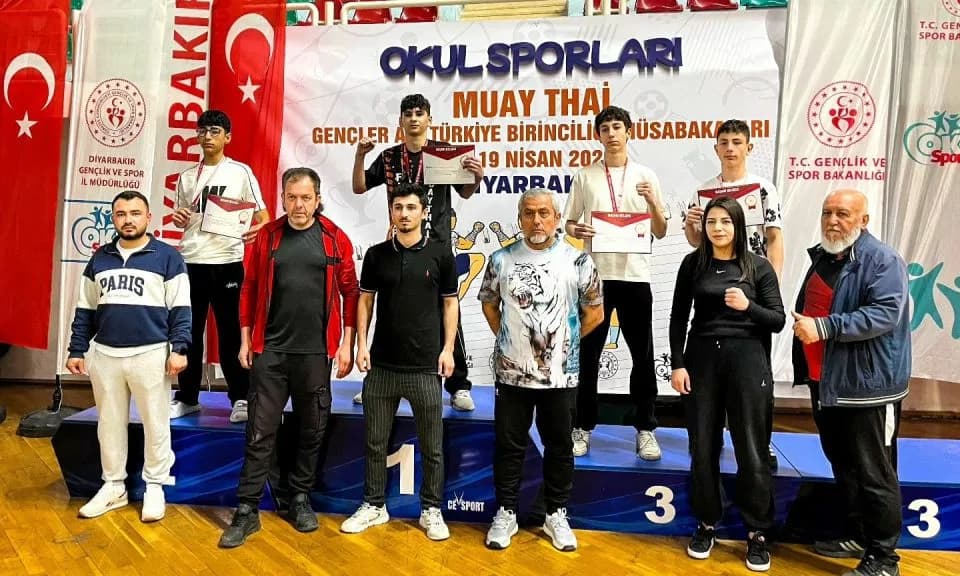 Gelibolu’lu gençler Muaythai Şampiyonası’nda büyük gurur yaşattılar