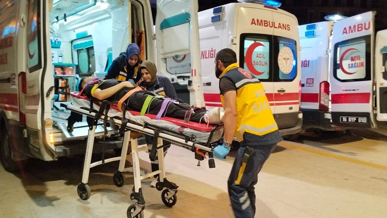 İki araçın çarpıştığı kazada 7 kişi yara aldı