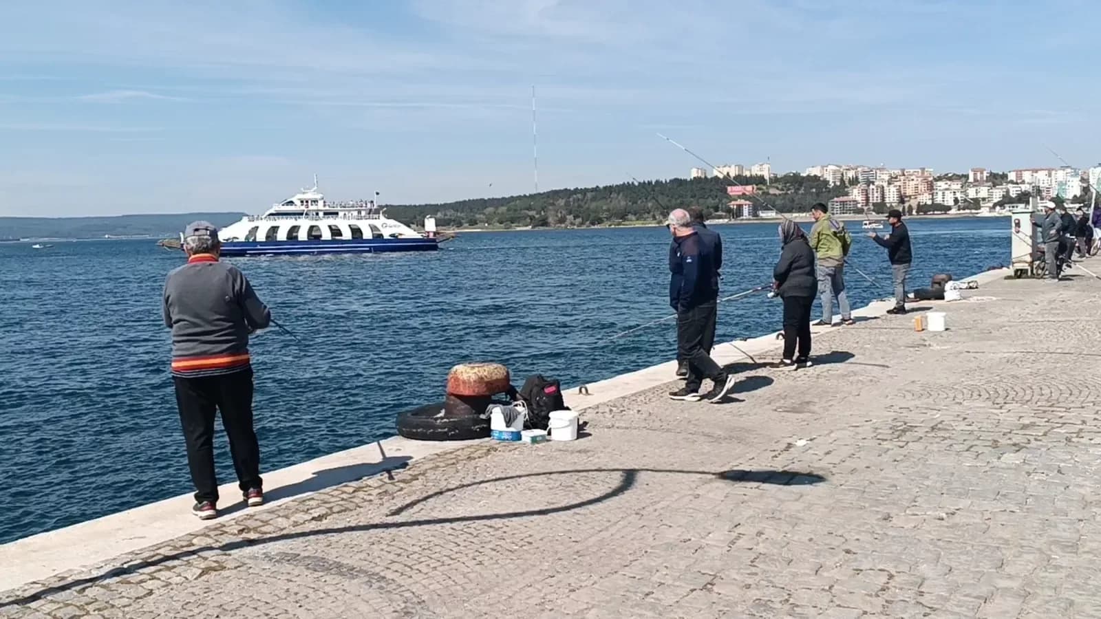 Çanakkale'de Bahar Havaları Başlıyor: Vatandaşlar Sahil ve İskelelere Akın Ediyor
