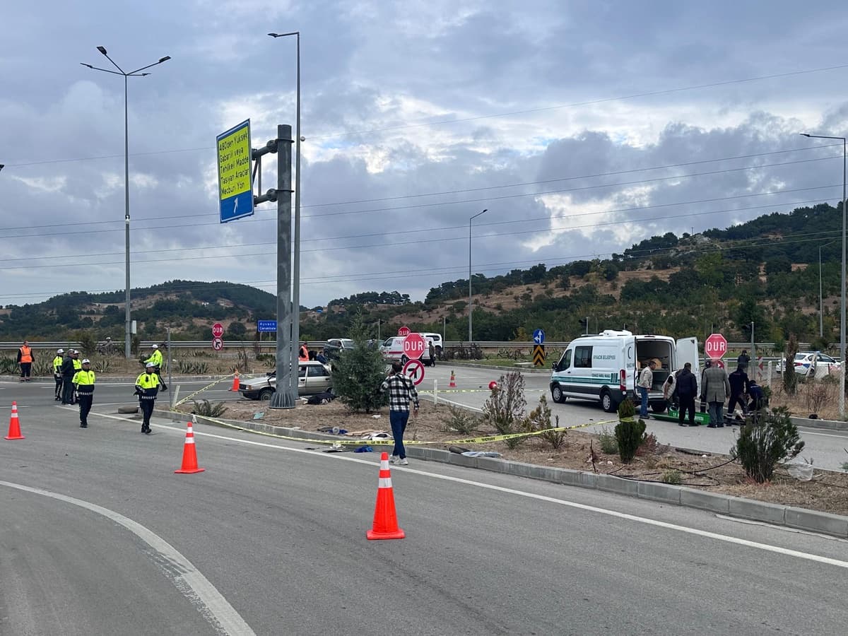 Çanakkale Ayvacık'ta Troya Tüneli'nde Otobüs-Otomobil Çarpışması: 2 Ölü ve 3 Köpek Ölümü