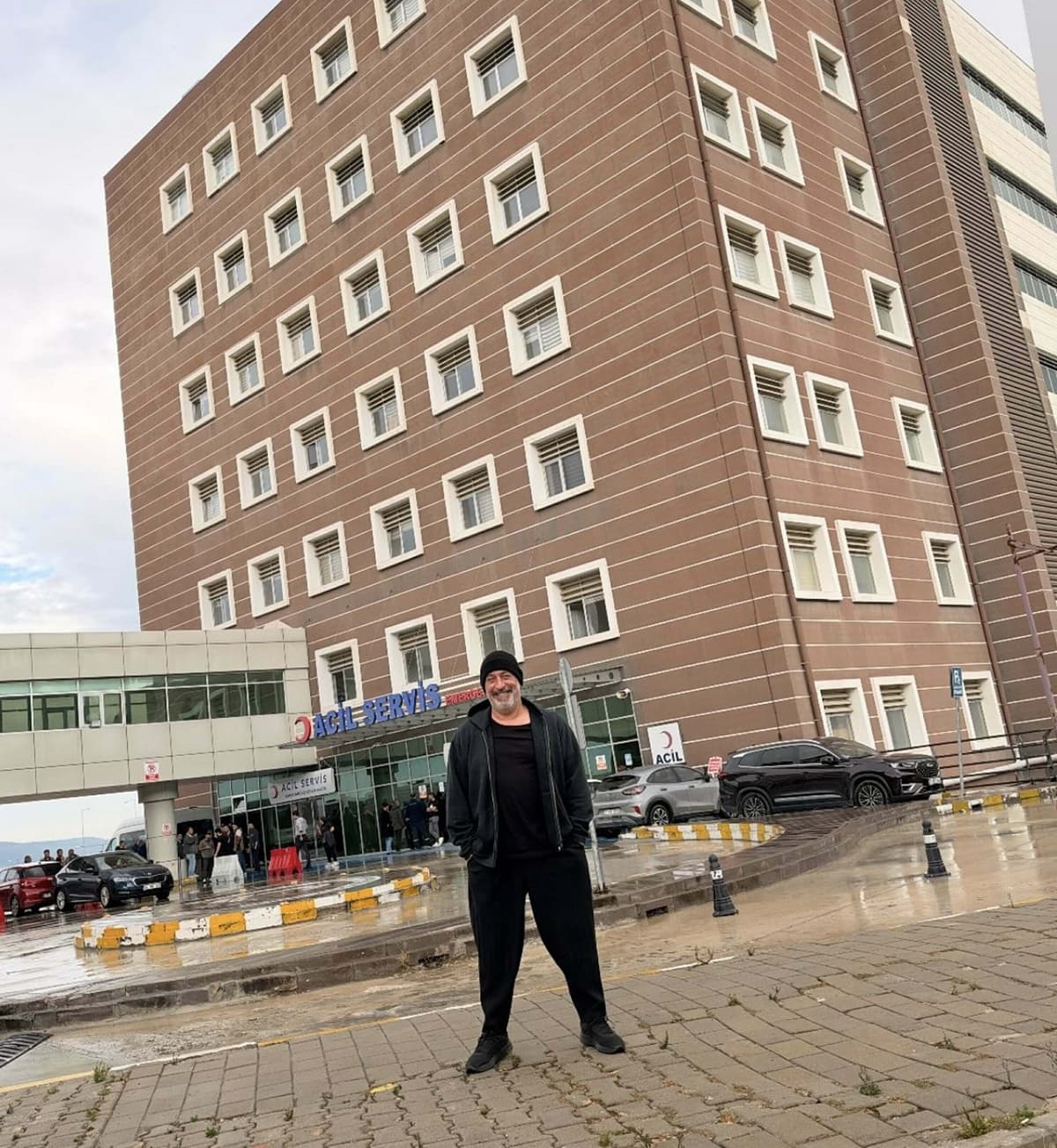 Cem Yılmaz, tedavi gördüğü ÇOMÜ Hastanesi'ne muayeneye gidip fotoğraf duyurdu