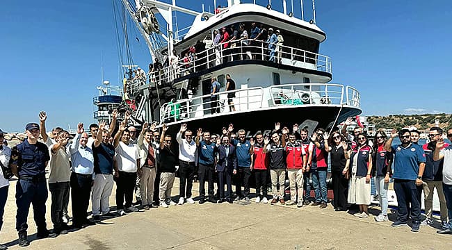 ÇANAKKALE'DE 2026-2027 SU ÜRÜNLERİ AV SEZONU "VİRA BİSMİLLAH" İLE AÇILDI 2026-2027 Su Ürünleri Av Sezonu, Biga’nın Kemer Köyü Balıkçı Barınağı’nda organize edilen merasimle faaliyete geçti. Balıkçılar yepyeni sezon için “Vira Bismillah” diyerek