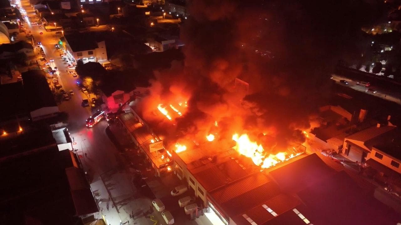 Eskişehir'de Sanayi Sitesinde Büyük Yangın Paniği: Alevlere TOMA Desteğiyle Müdahale Ediliyor