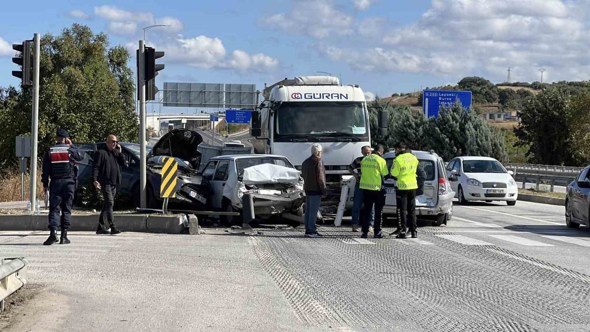 Çanakkale Umurbey’de Freni Patlayan Tanker 4 Otomobile Çarptı, 4 Yaralı