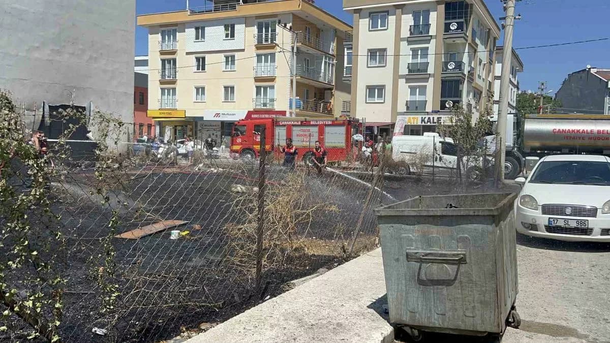 Çanakkale'de Otluk Alanda Çıkan Yangın Söndürüldü