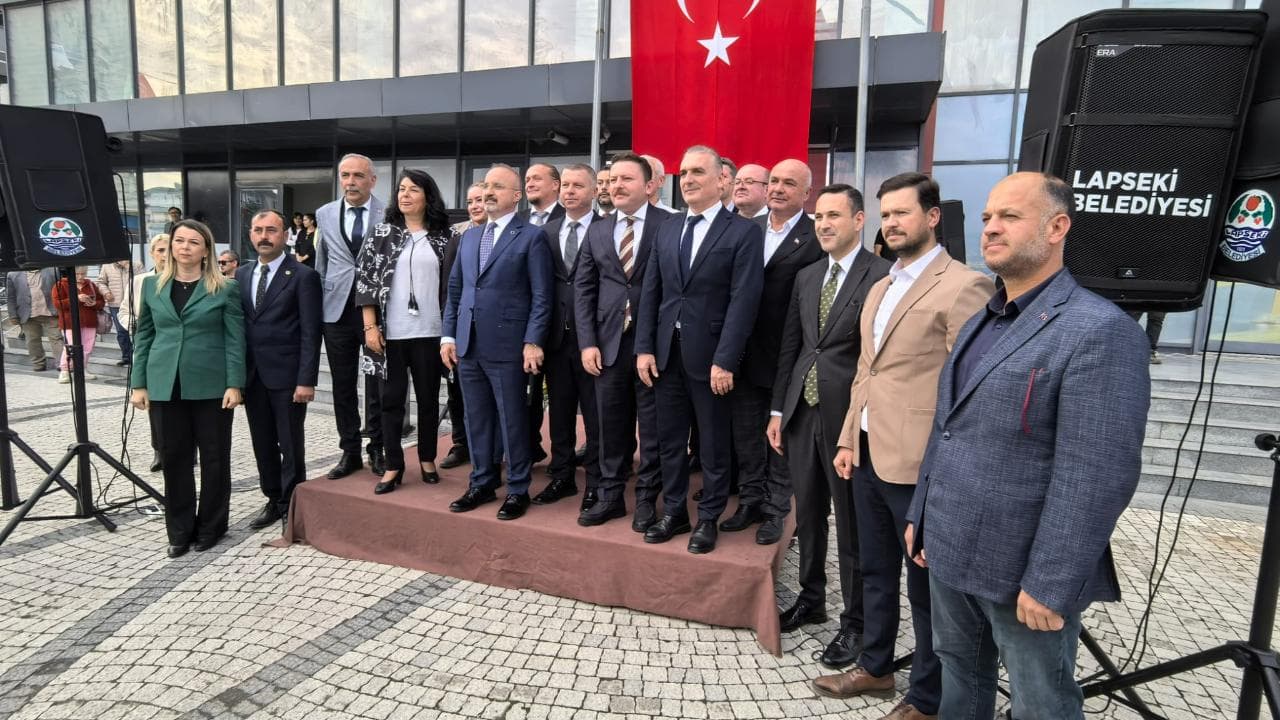 Lapseki'ye Bakan Yardımcısı Turan'dan Çift Taraflı Müjde: Yeni İş Makineleri ve Gelecek Vizyonu