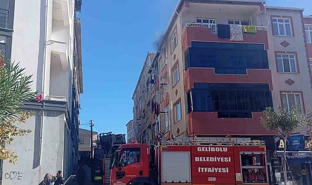 Gelibolu’da 4. Kat Yangını Hızla Kontrol Altına Alındı, İtfaiye Ekipleri Olayı Söndürdü