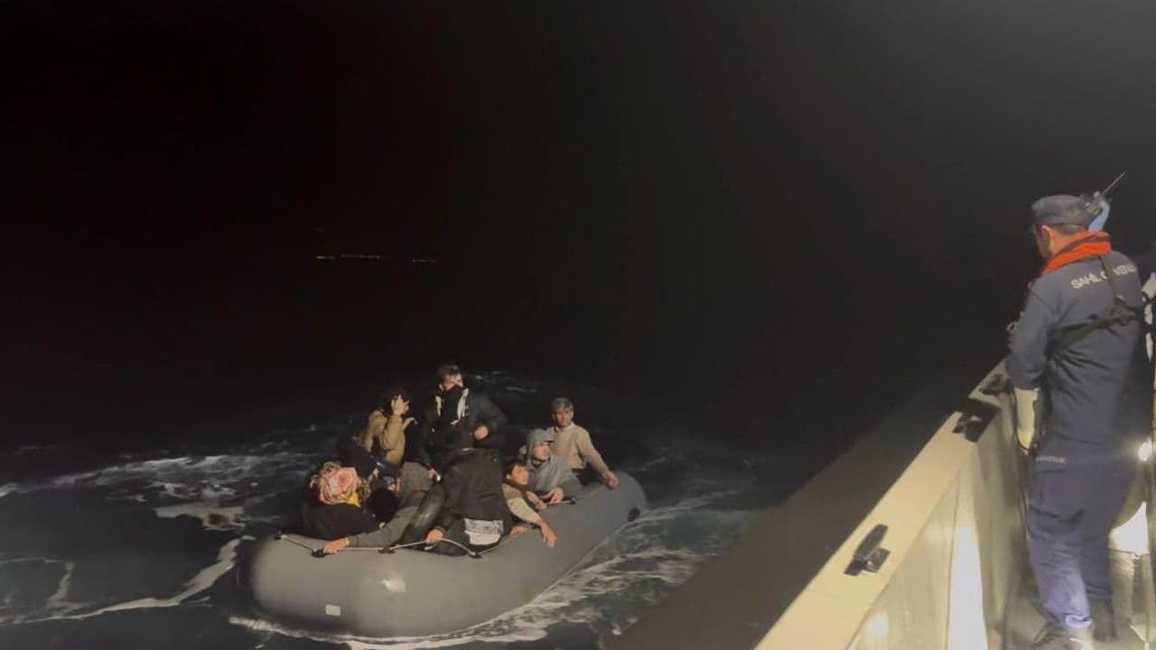 Çanakkale açıklarında 4'ü çocuk 14 kişi kurtarıldı