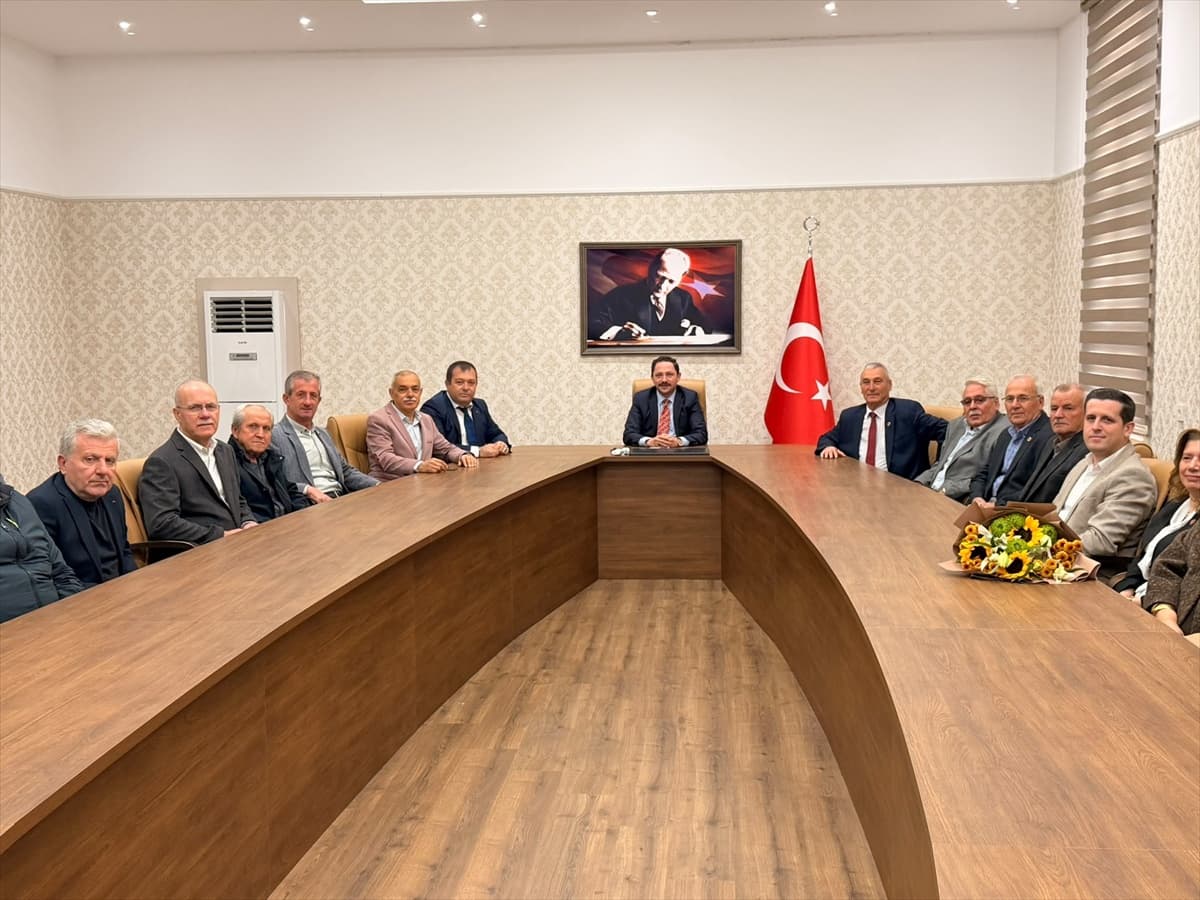 Çanakkale Biga'da Muhtarlar Günü töreninde Atatürk Anıtı'na çelenk paylaşıldı