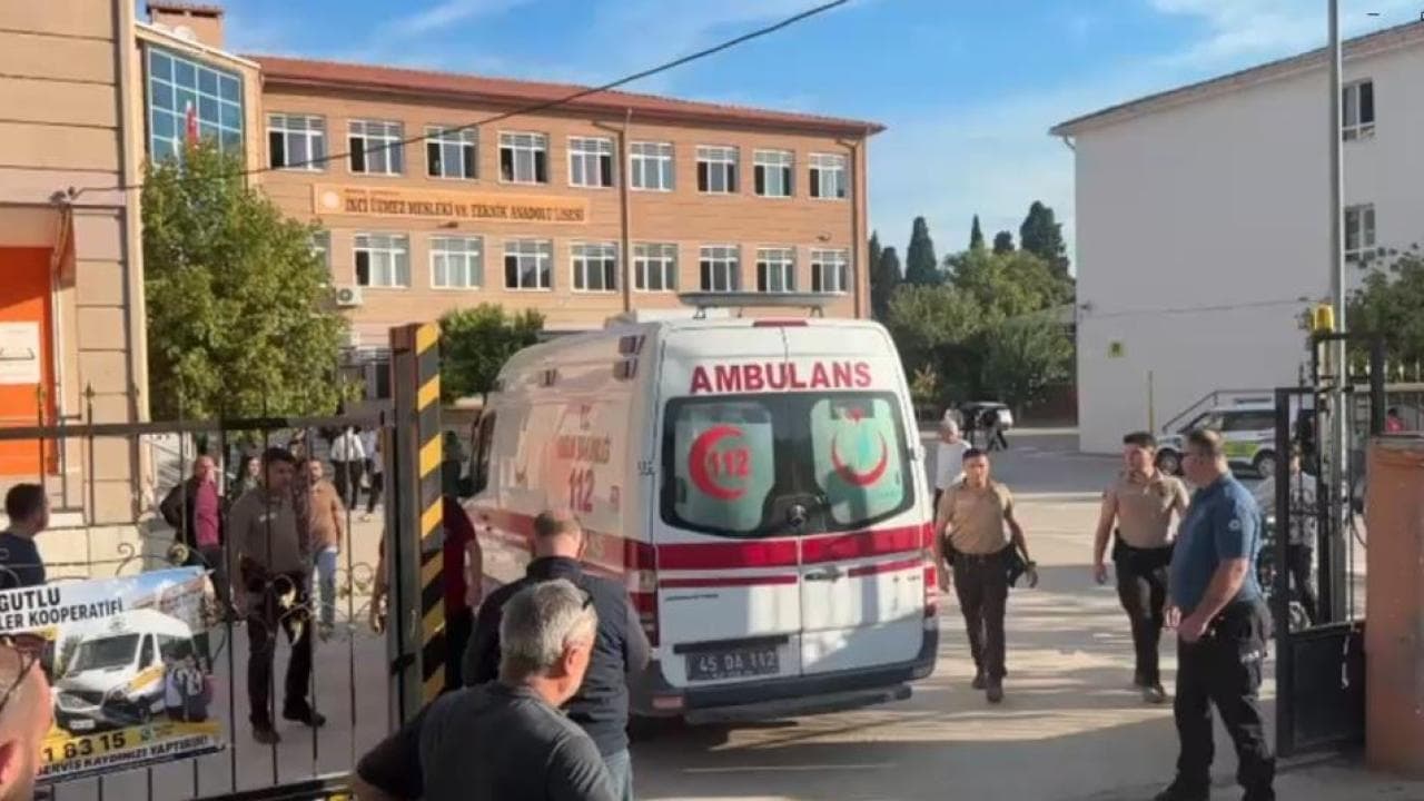 Çanakkale'de Okul Önünde Silahlı Saldırı: 10 Öğrenci Yaralandı