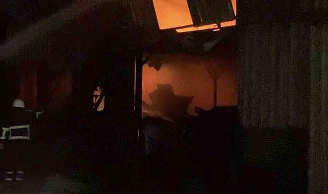 Biga’da Sanayi Sitesindeki Hurda Dükkanı Yangını İtfaiye Ekiplerinin Hızlı Müdahalesiyle Kontrol Altına Alındı