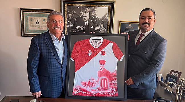 Çanakkalespor'un 60. Yıl Forması Eski Bakan Ersümer'e Takdim Edildi