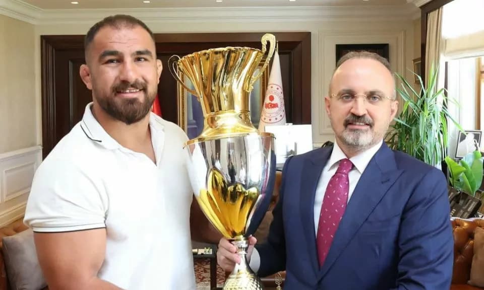 Bülent Turan'dan Kırkpınar'ın Gururu Feyzullah Aktürk'e Tebrik