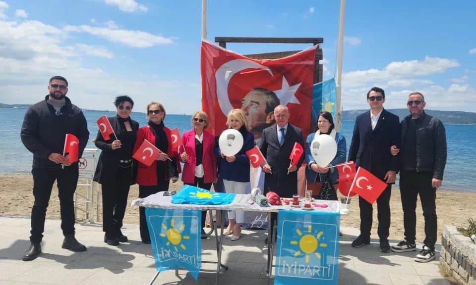 Çanakkale'de 23 Nisan Coşkusu: Çocuklara Bayrak ve Balon Dağıtıldı