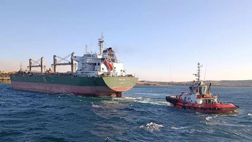 Çanakkale Boğazı'nda Karaya Oturan Yük Gemisi Kurtarıldı