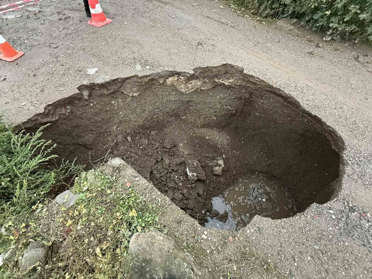 Çanakkale Biga'da aşırı yağışların çökerttiği toprak yol onarılarak ulaşıma faaliyete geçti