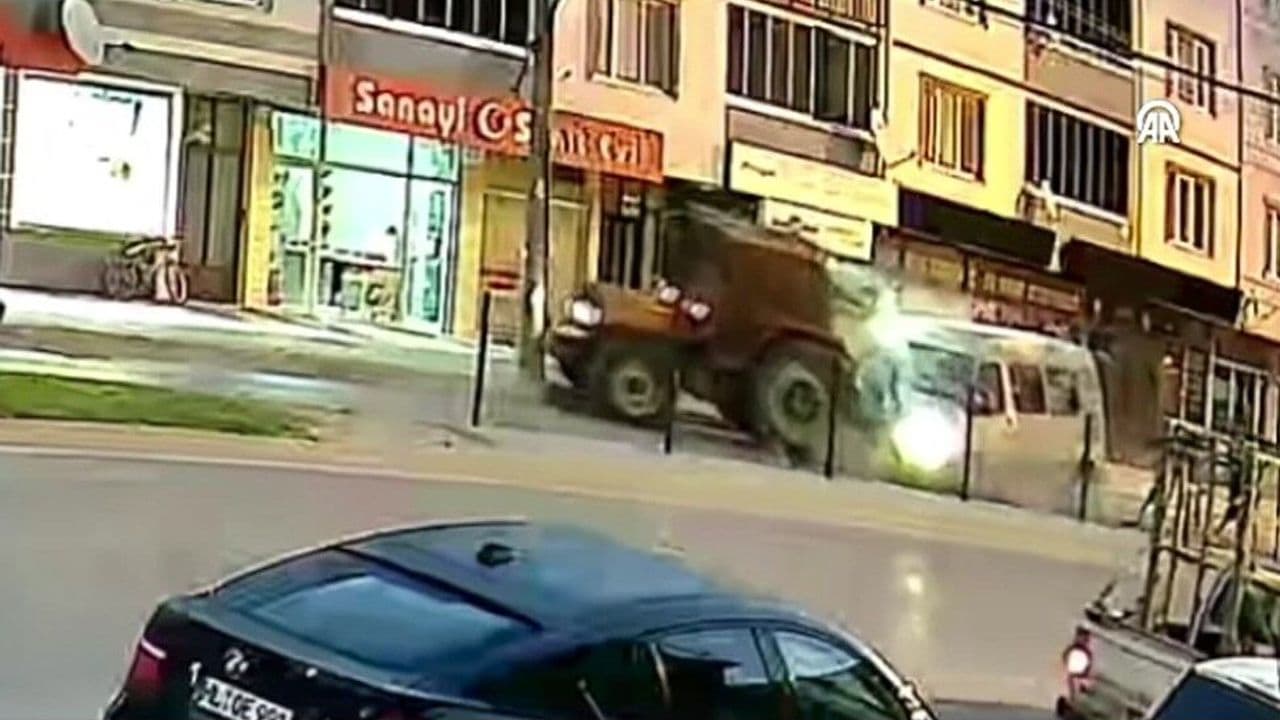Tarım işçilerini taşıyan minibüsün traktöre çarptı: 10 yara alan (Video)