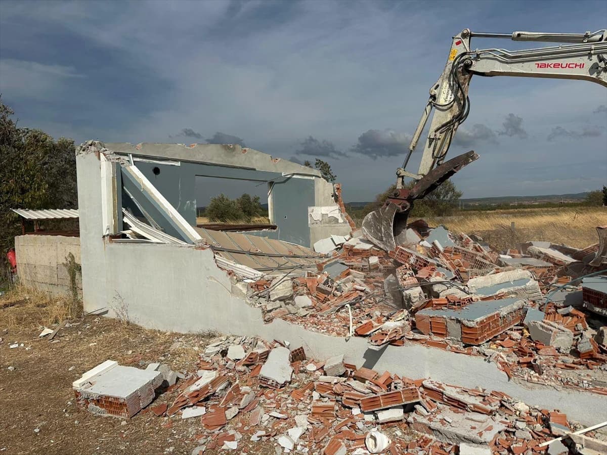 Çanakkale İl Özel İdaresi Bayramiç'te 21 Kaçak Yapıyı Yıktı