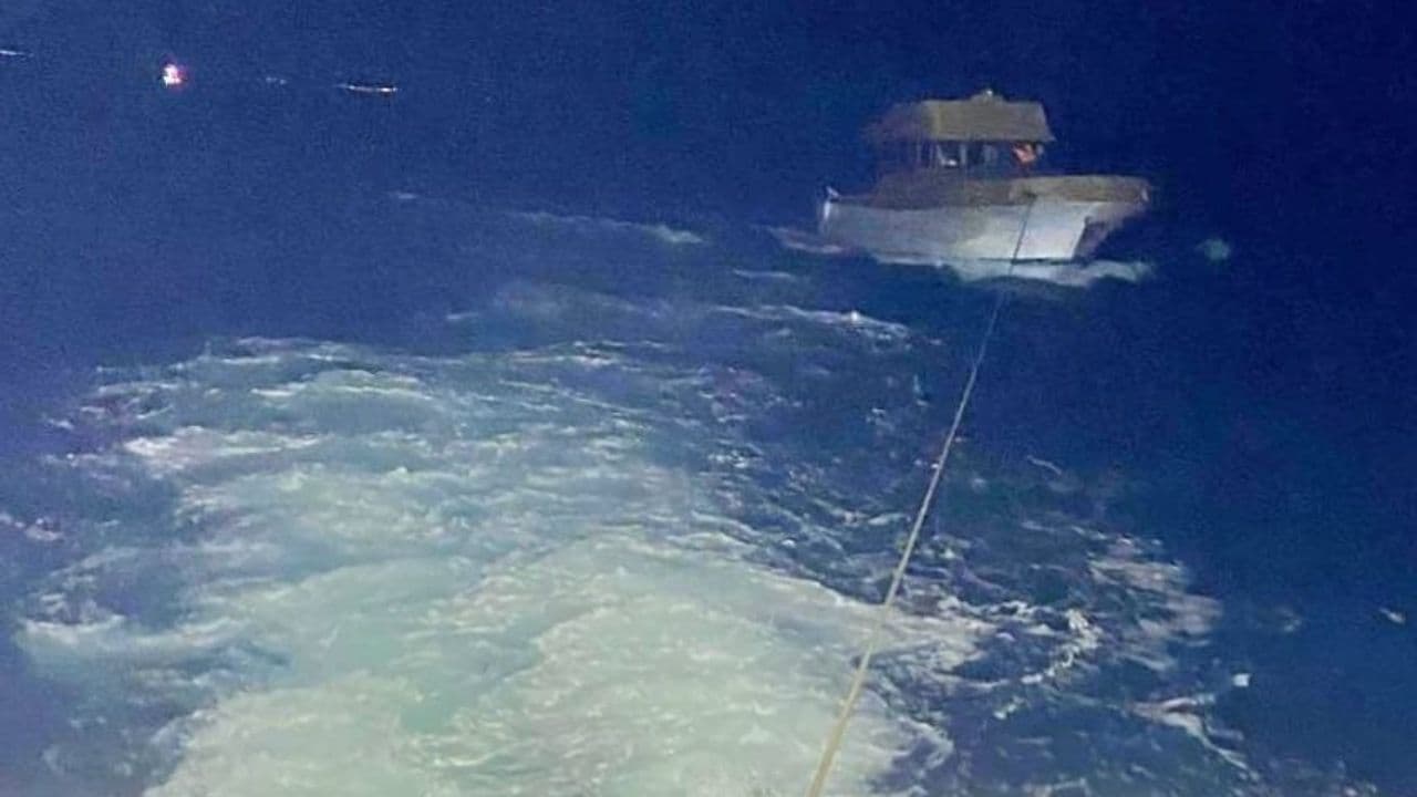 Çanakkale Boğazı'nda Tehlikeli Anlar: Sürüklenen Tekne Son Anda Kurtarıldı