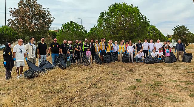 DÜNYA TEMİZLİK GÜNÜ'NDE ÇEVRE TEMİZLİĞİ YAPILDI 20 Eylül Dünya Temizlik Günü dahilinde, Çanakkale'de çevre temizliğine dikkat çeken anlamlı bir organizasyon yapıldı. AK PARTİ ÇANAKKALE TEŞKİLATI KAMPÜS KÖY AKADEMİSİ AÇILIŞINDA ÇAN GÜZ PANAYIRI’NDA