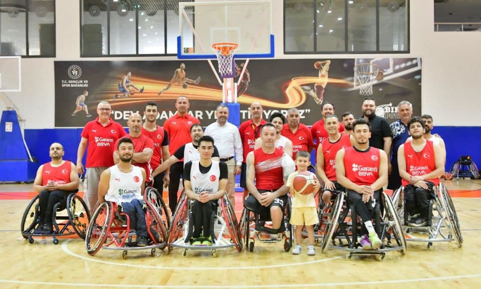Çanakkale'de Tekerlekli Sandalye Basketbol Milli Takımı Ziyaret Edildi
