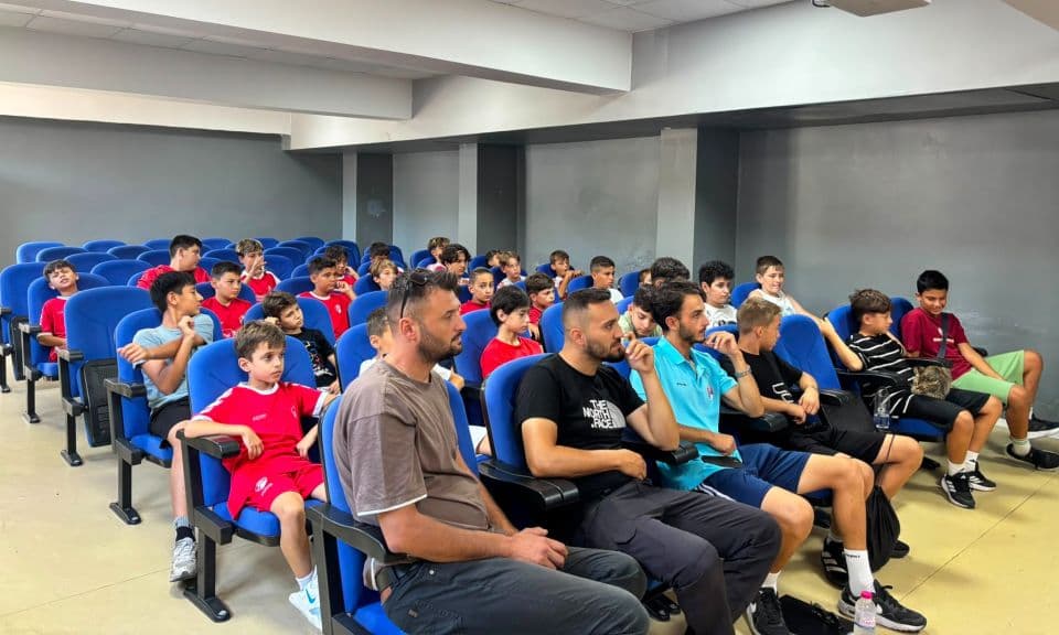 Çanakkalespor’da Genç Futbolculara Saha Dışı Eğitim
