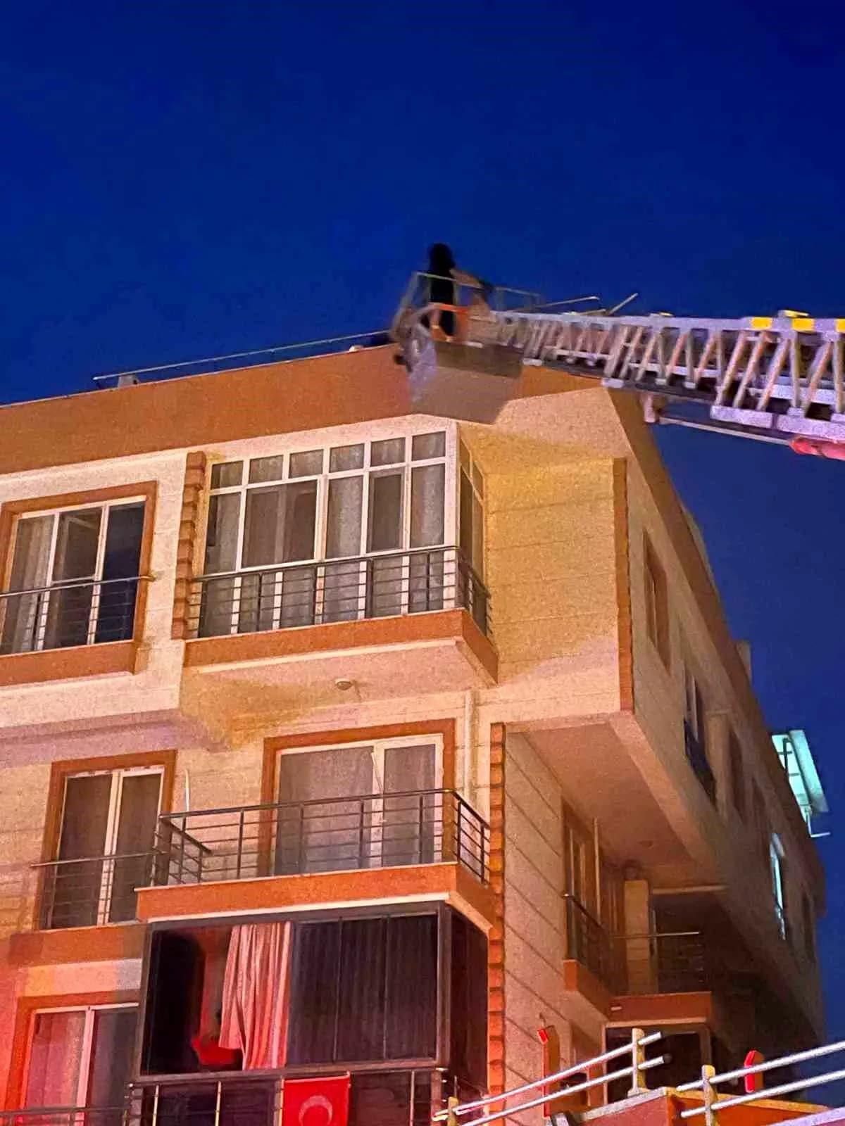 Lapseki'de Apartman Yangını: 6 Kişi Hastaneye Kaldırıldı