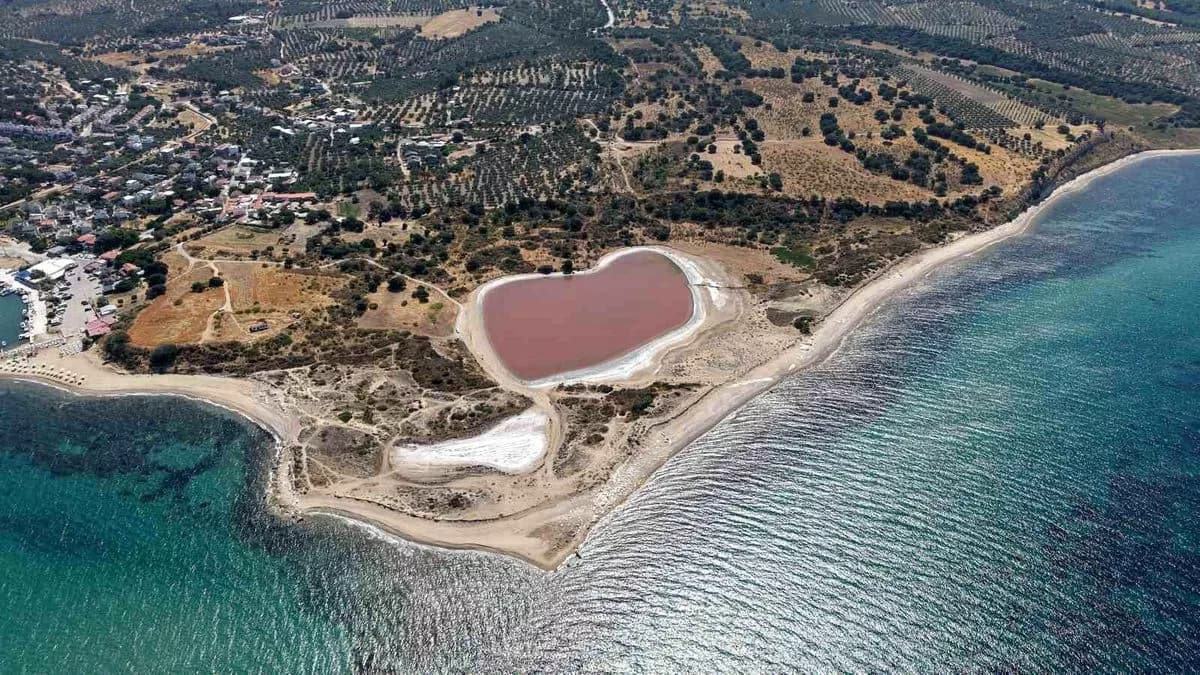 Çanakkale'de Kalpli Gölün Pembeli Güzelliği