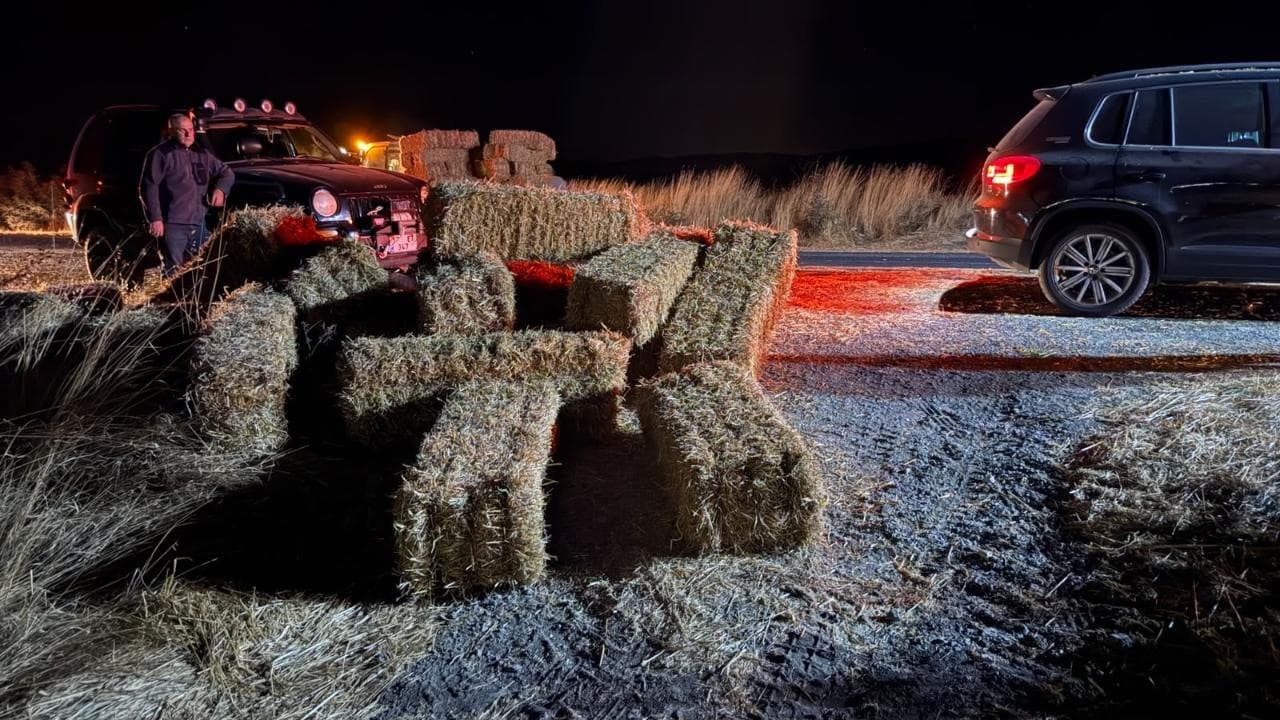 Çanakkale’de Saman Balyaları Yola Saçıldı: Korkutan Trafik Kazası