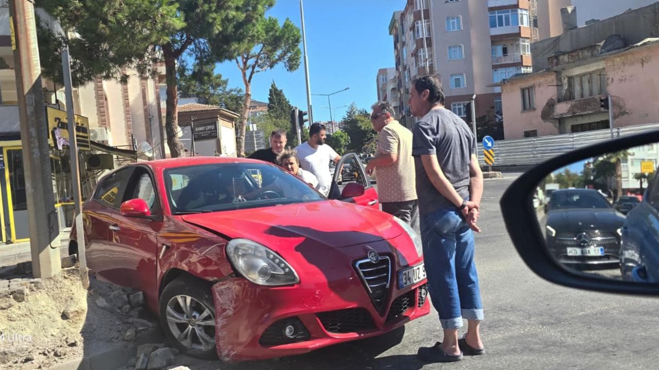 Piri Reis Caddesi’nde olay: Otomobil orta refüje çarptı