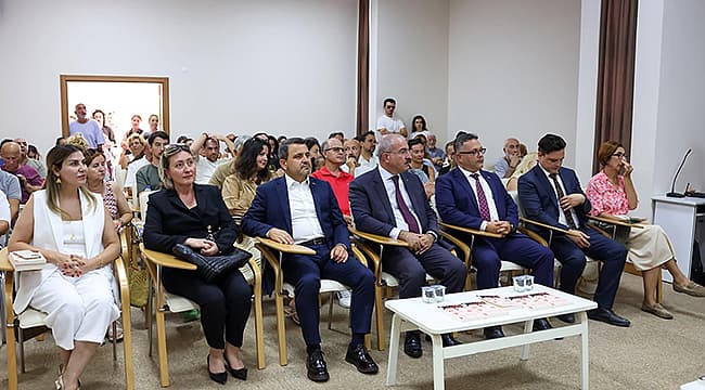 TROYA, MİT VE TARİH SÖYLEŞİSİNDE ELE ALINDI Çanakkale Kültür Yolu Festivali dahilinde Mehmet Akif Ersoy İl Halk Kütüphanesi’nde “Homeros’un Dünyasında Troya: Mit, Tarih, Arkeoloji” başlıklı söyleşi yapıldı. ÇOMÜ, TÜRKİYE’NİN GENÇ SİBER GÜVENLİK