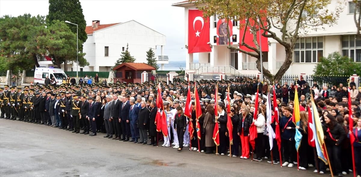 Gelibolu'da Cumhuriyet'in 103. yılı için çelenk sunma seremoniyi gerçekleştirildi.