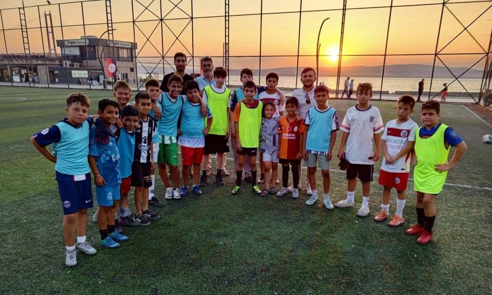 Lapseki’de camiler arası futbol turnuvasında gençler sahaya çıktı