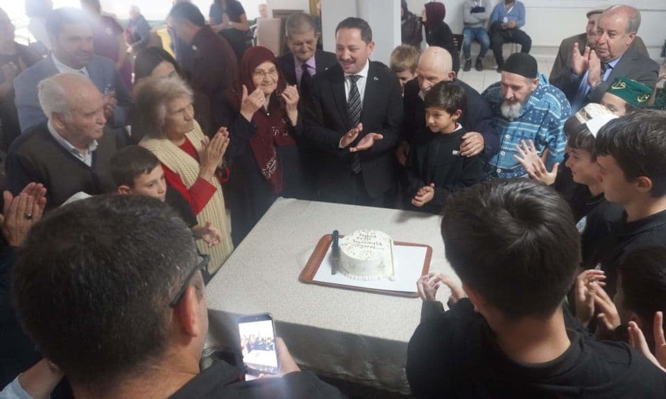 Biga’da Yaşlılar Haftası’nda öğrenciler huzurevi sakinleriyle buluştu