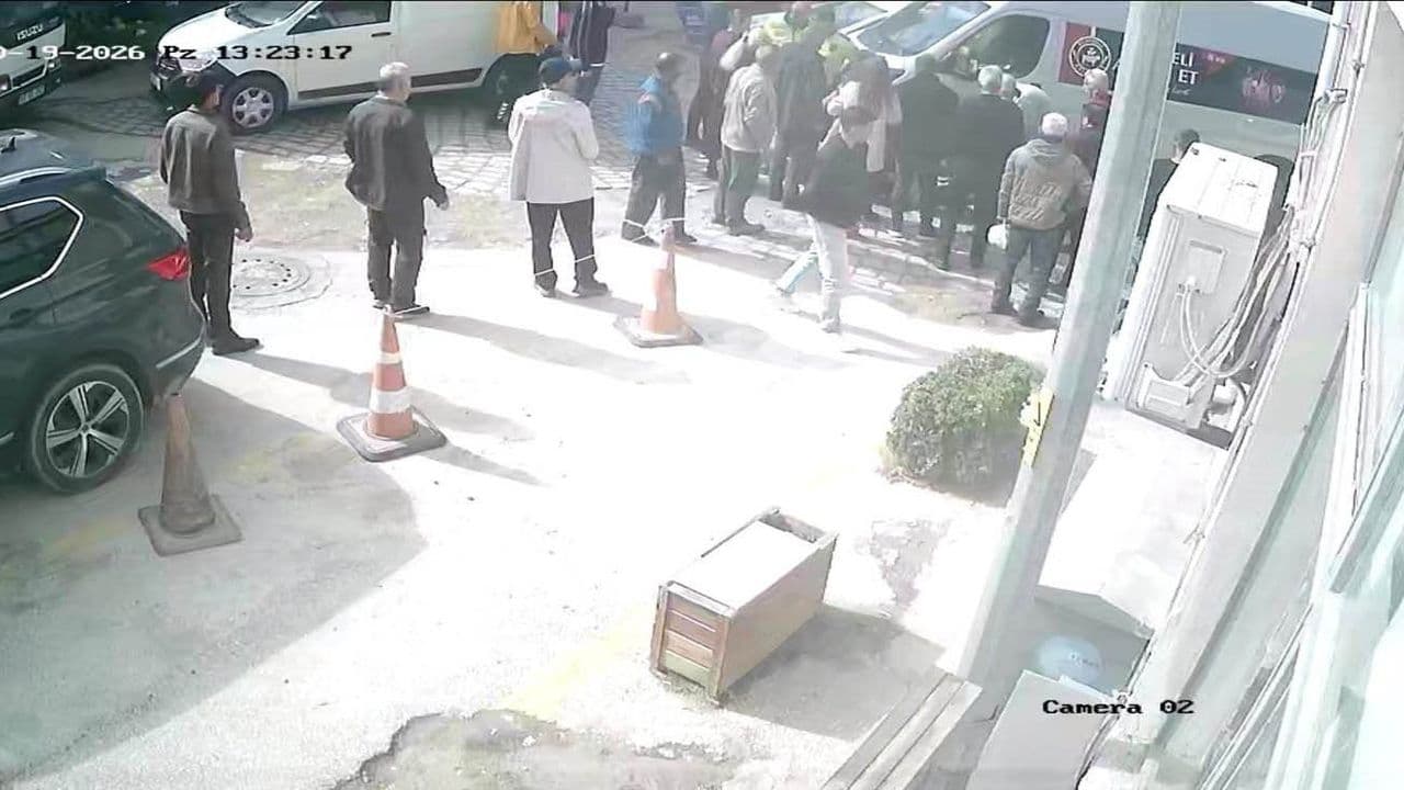Çanakkale'de trafik kazası anı kamerada, ayağı minibüsün altında kaldı