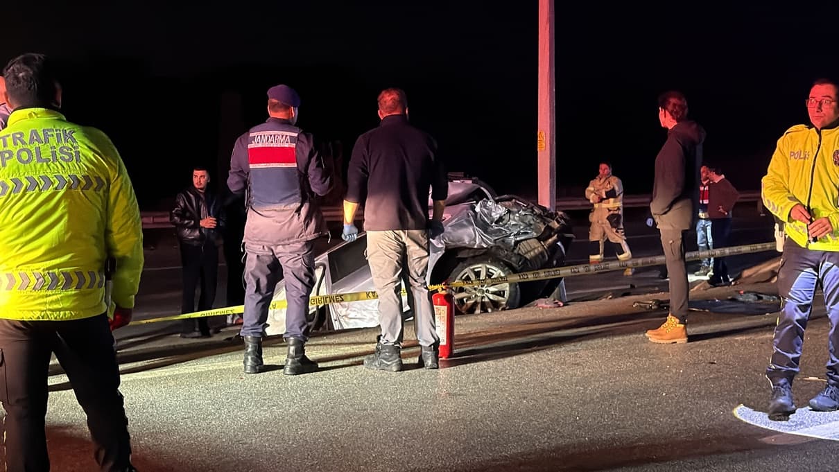 Çanakkale Yasta: Feci Trafik Kazasında İki Genç Hayatını Kaybetti, Otomobil İkiye Bölündü