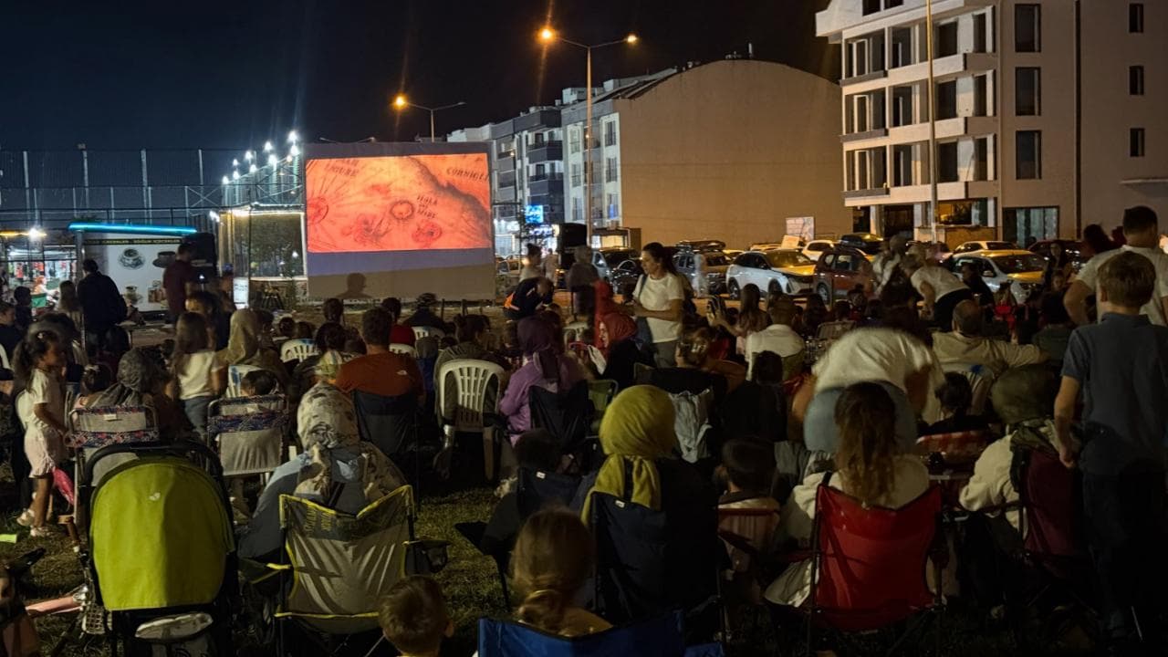 Lapseki’de çocuklar açık hava sinemasında buluştu