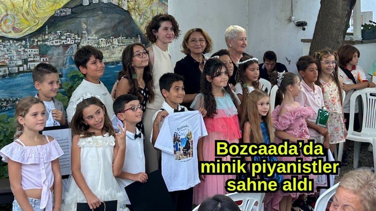 Bozcaada’da Minik Piyanistler Sahnede Parladı
