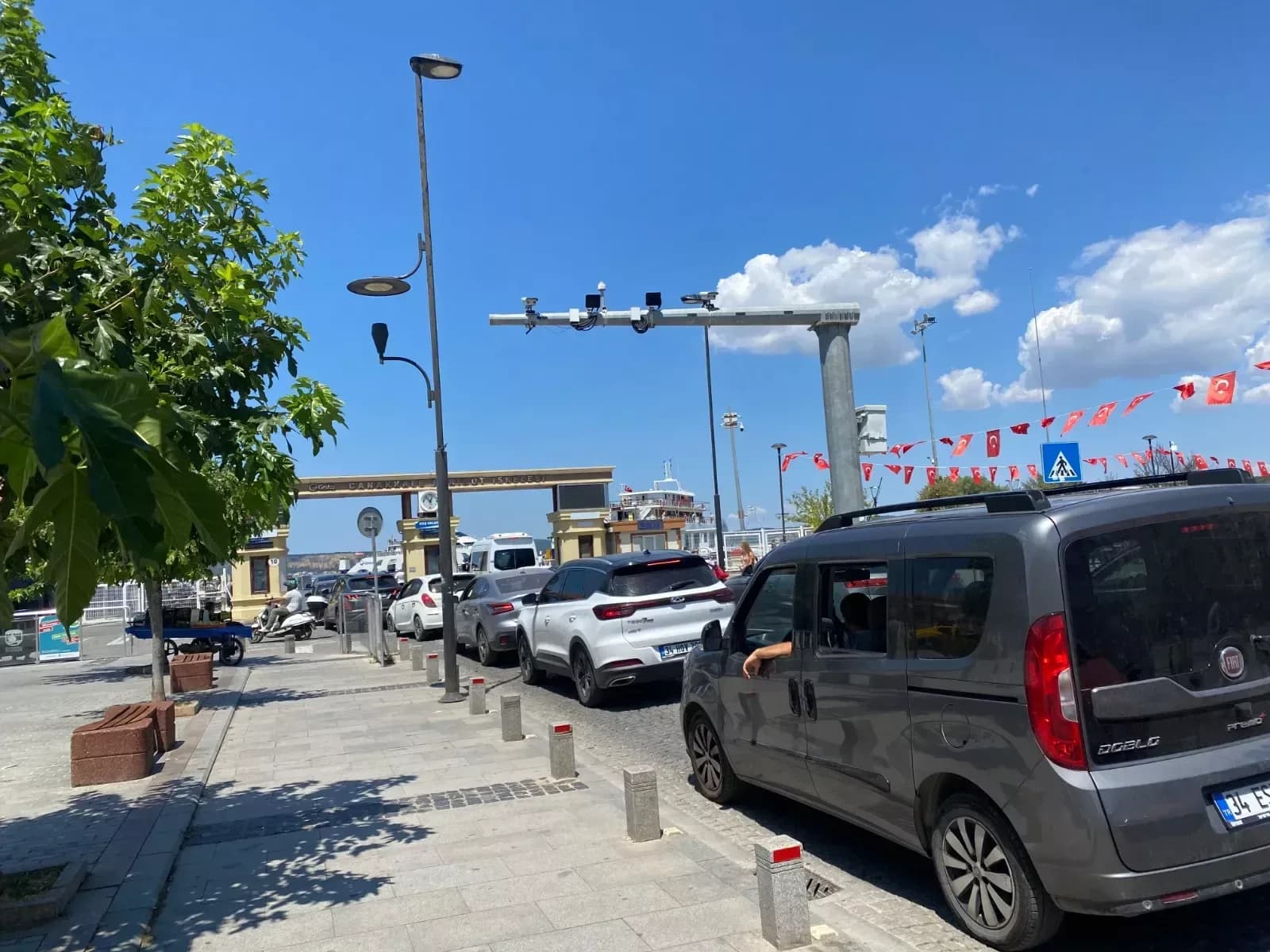 Feribot İskelesinde Hafta Sonu Yoğunluğu
