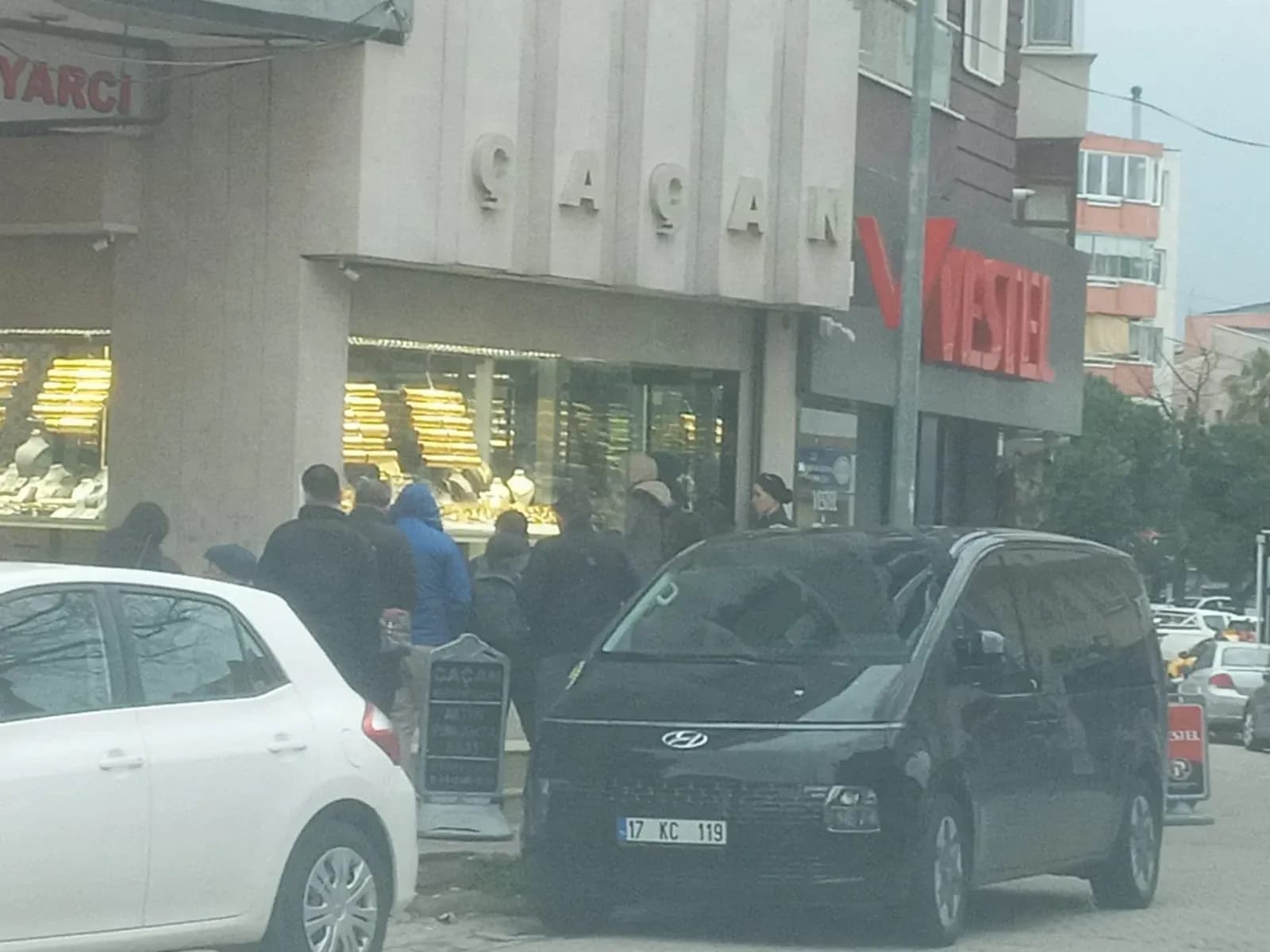 Lapseki'de Altına Yoğun İlgi: Çanakkale Halkı Birikimlerini Altınla Güvenceye Alıyor