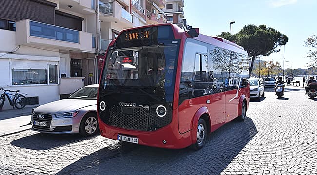 ÇANAKKALE'DE ELEKTRİKLİ OTOBÜSLER TEST EDİLİYOR Çanakkale Belediyesi, şehir içi ulaşımda elektrikli otobüs dönemine hazırlanıyor. Eylül 2026 Belediye Meclisi toplantısında iki elektrikli otobüs alımı oy birliğiyle kabul edilirken, araçların şehir