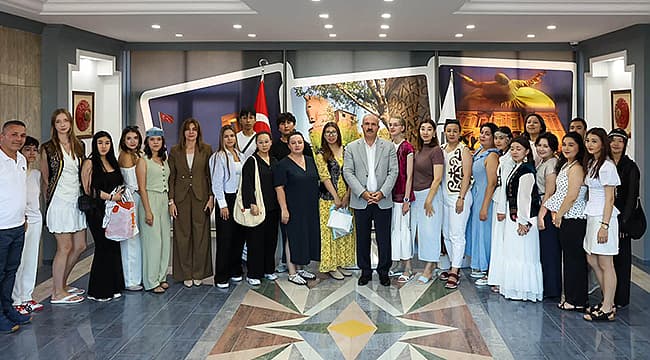 KAZAK ÖĞRENCİ VE ÖĞRETMENLERDEN VALİ TORAMAN'A ZİYARET