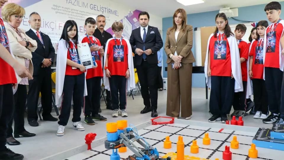 Mine Hayta, Başarılı Robotik Takımını Tebrik Etti