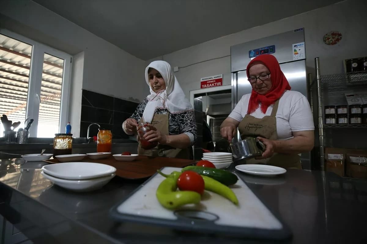 Ayvacık'ta Kadın Kooperatifi Geleneksel Ürünleriyle İlerliyor