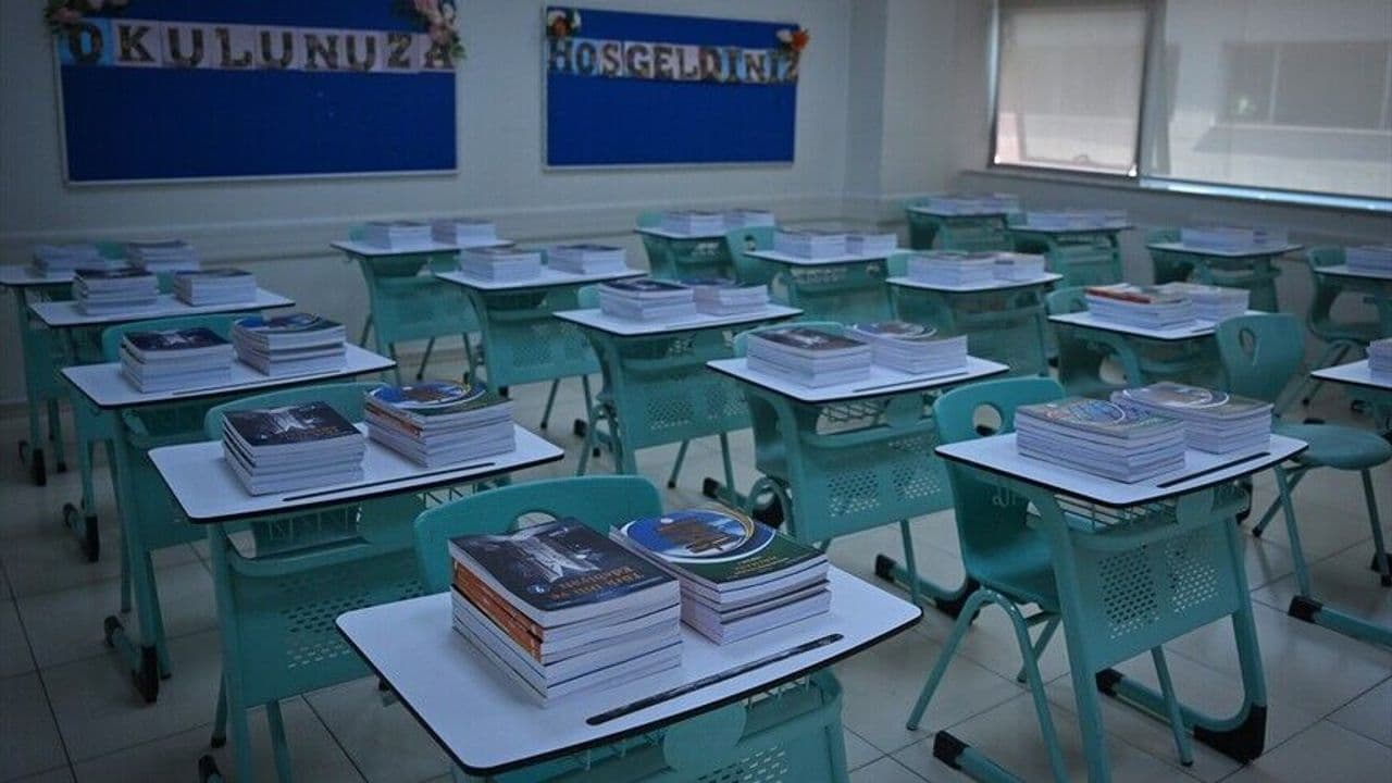 MEB'in ücretsiz ders kitapları okullardaki yerini aldı