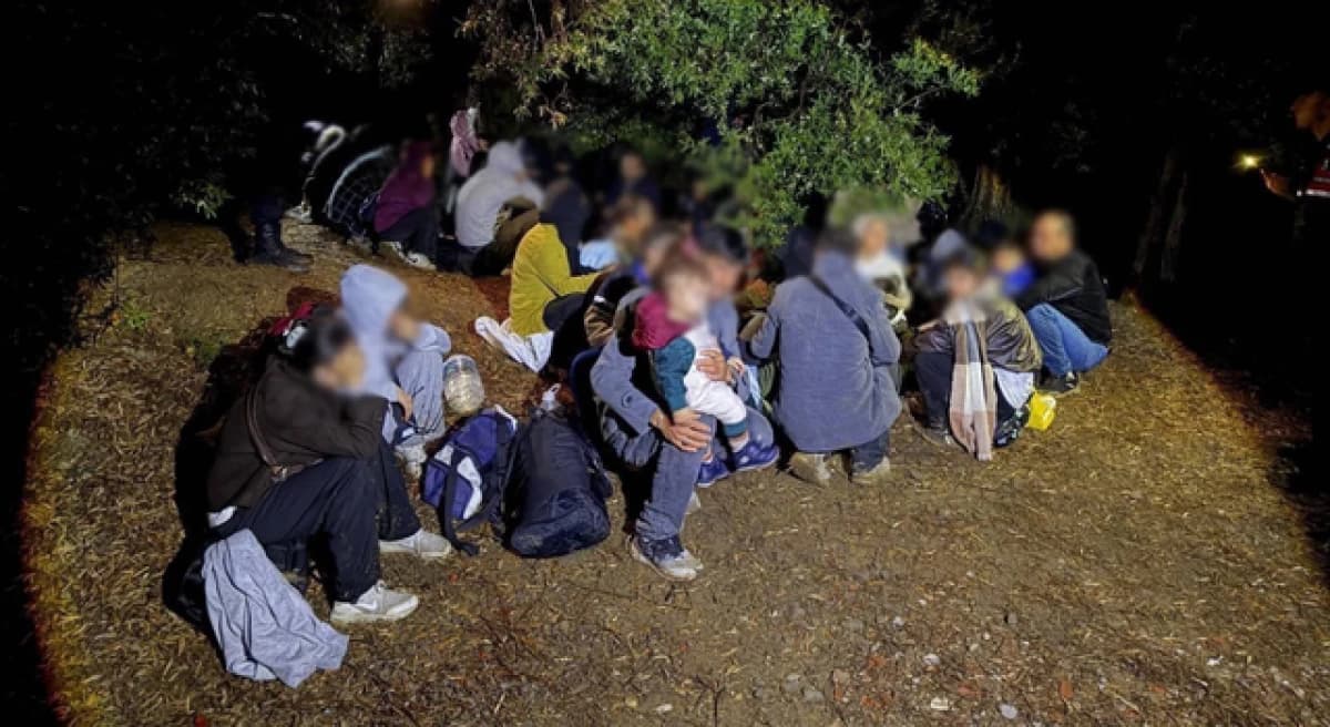 2 göçmen kaçakçısı ile 51 kaçak göçmen yakalanarak gözaltına alındı Çanakkale’de